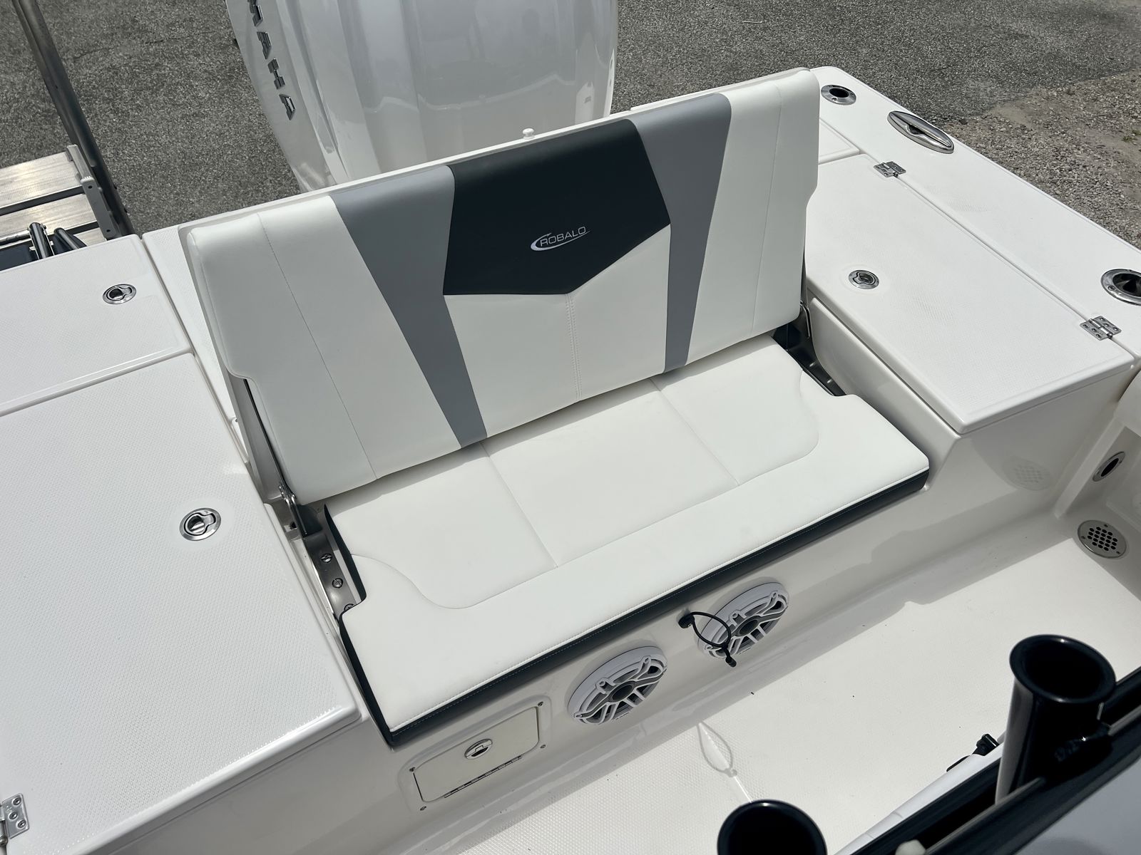 2025 Robalo 246 SD Cayman-10