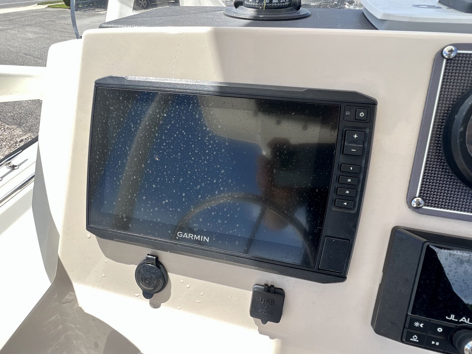 2023 Boston whaler 210 Montauk-14