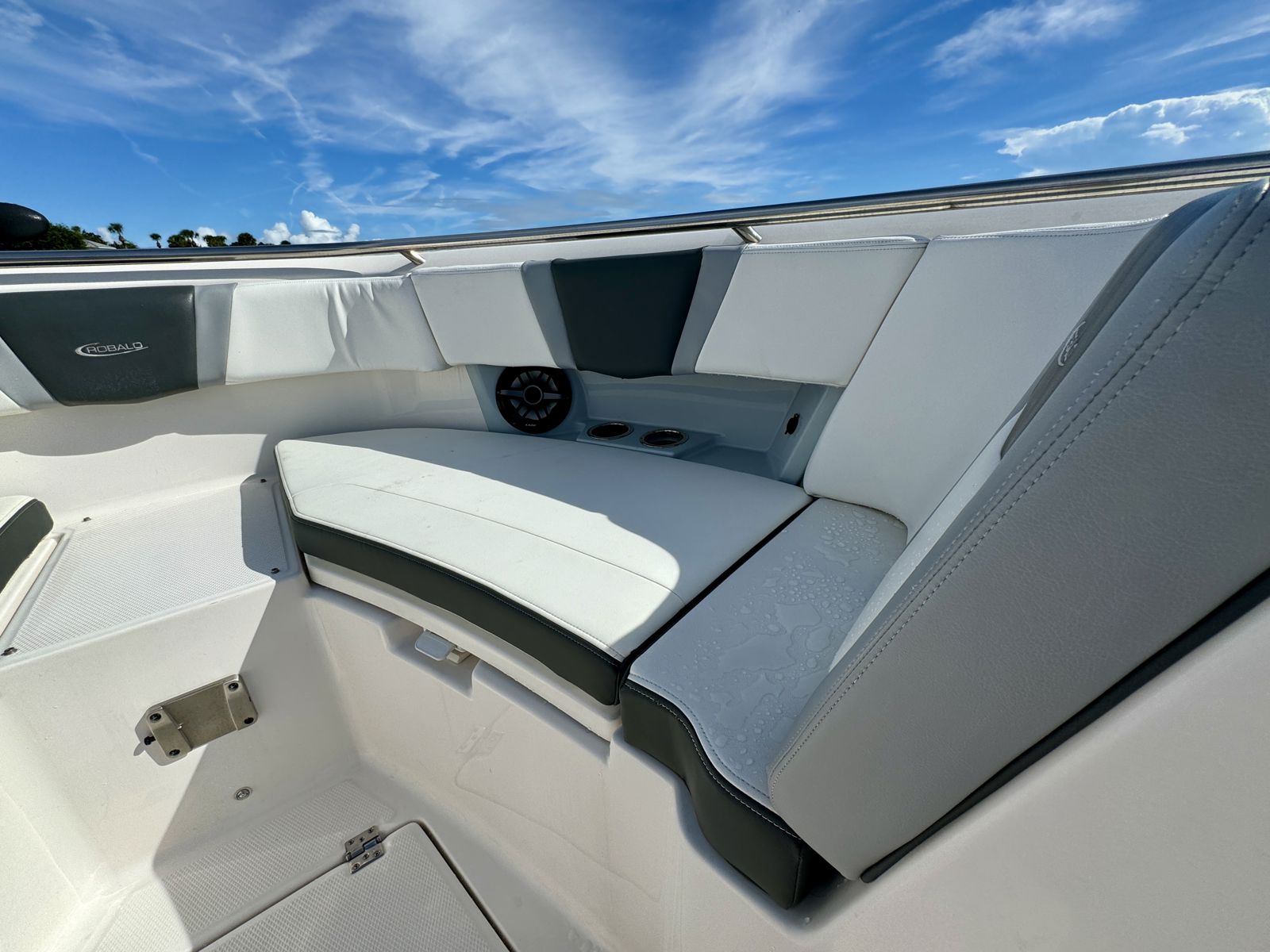 2022 Robalo R360-63