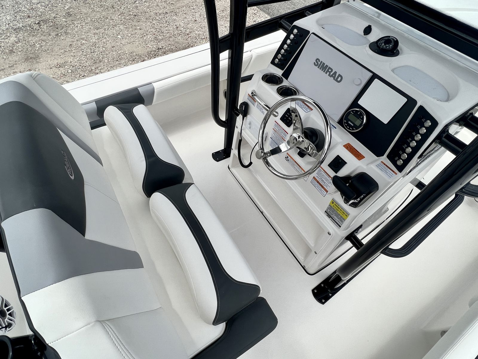 2025 Robalo 246 SD Cayman-13