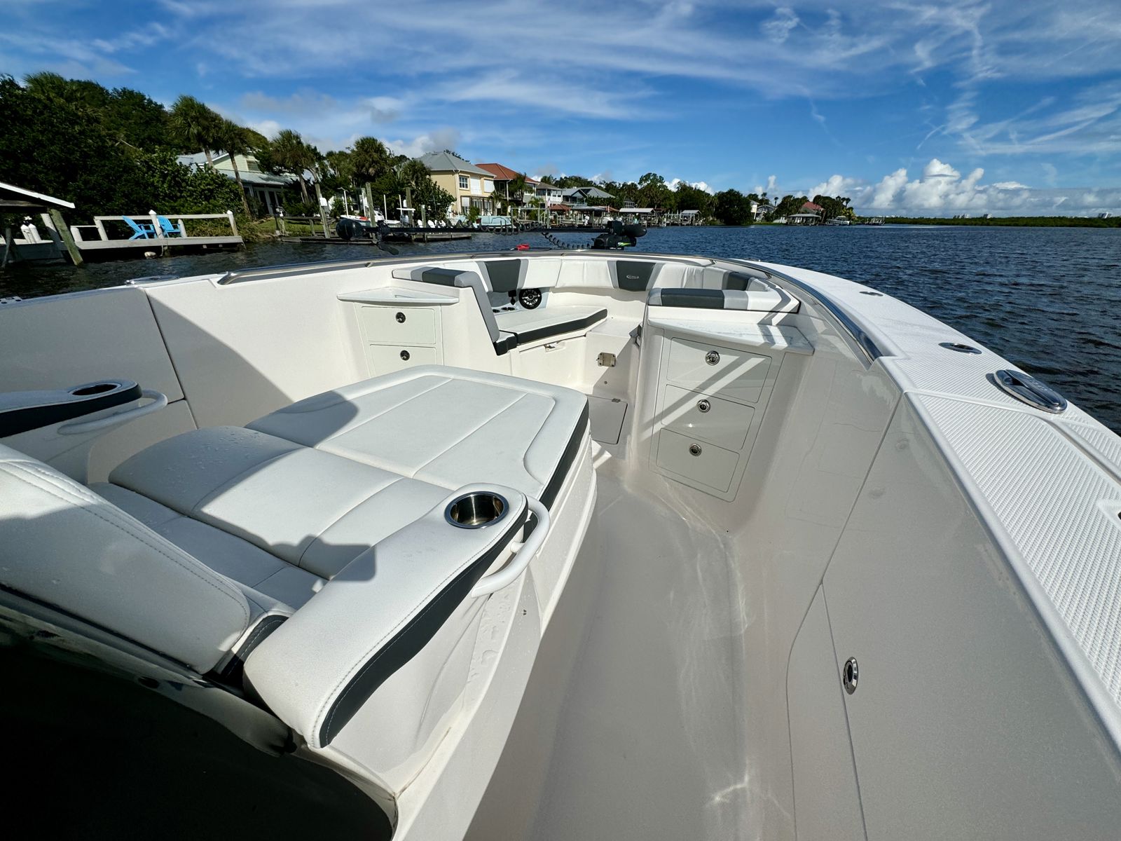 2022 Robalo R360-57