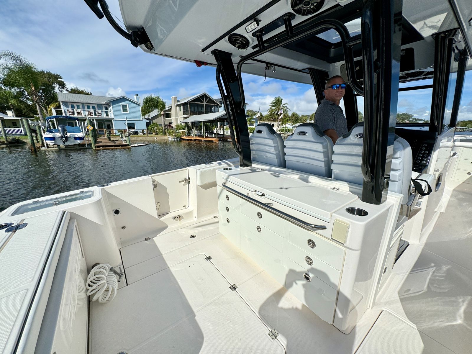 2022 Robalo R360-34