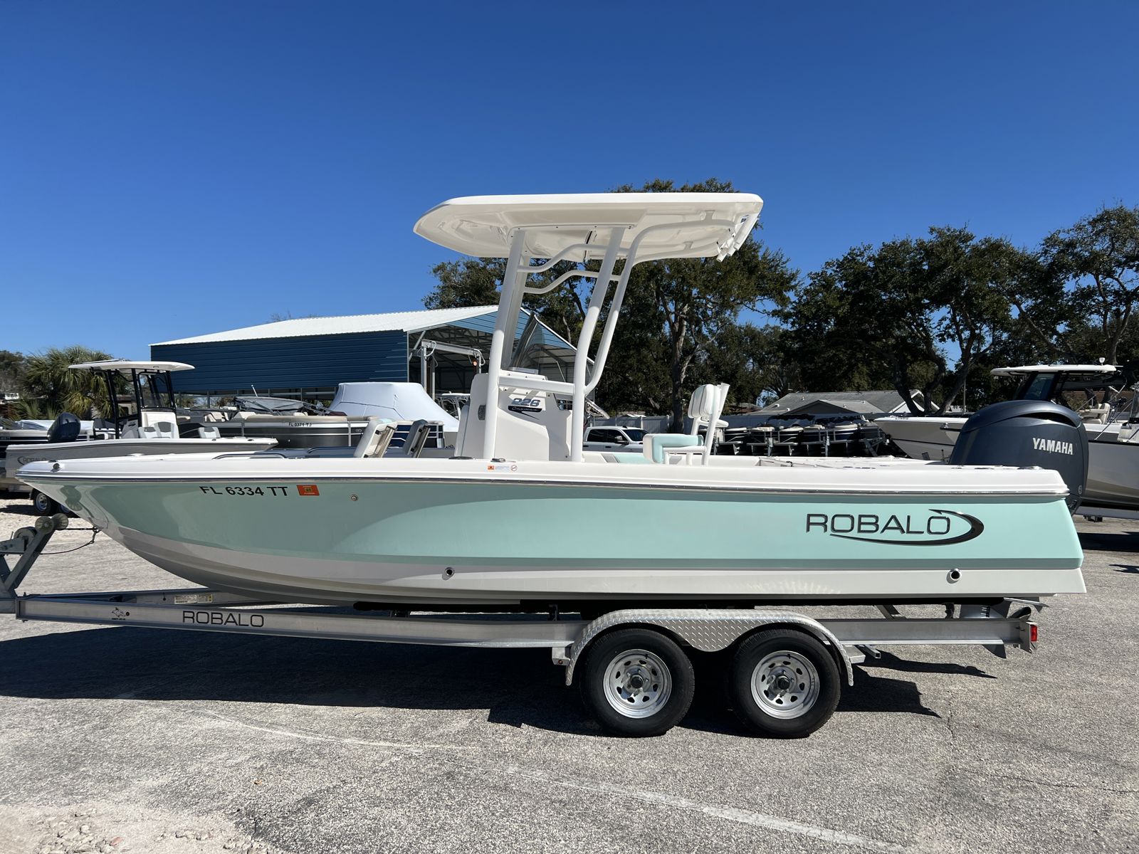 2024 Robalo 226 Cayman-5