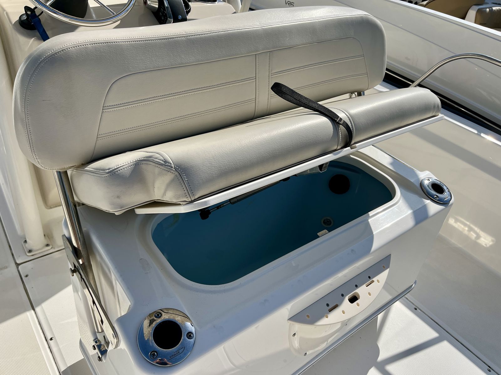 2023 Boston whaler 210 Montauk-13