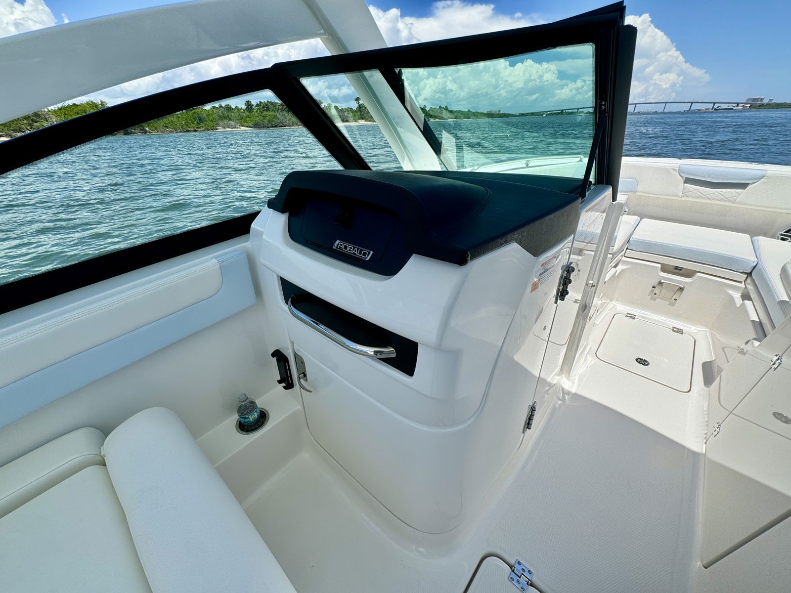2025 Robalo R257-30
