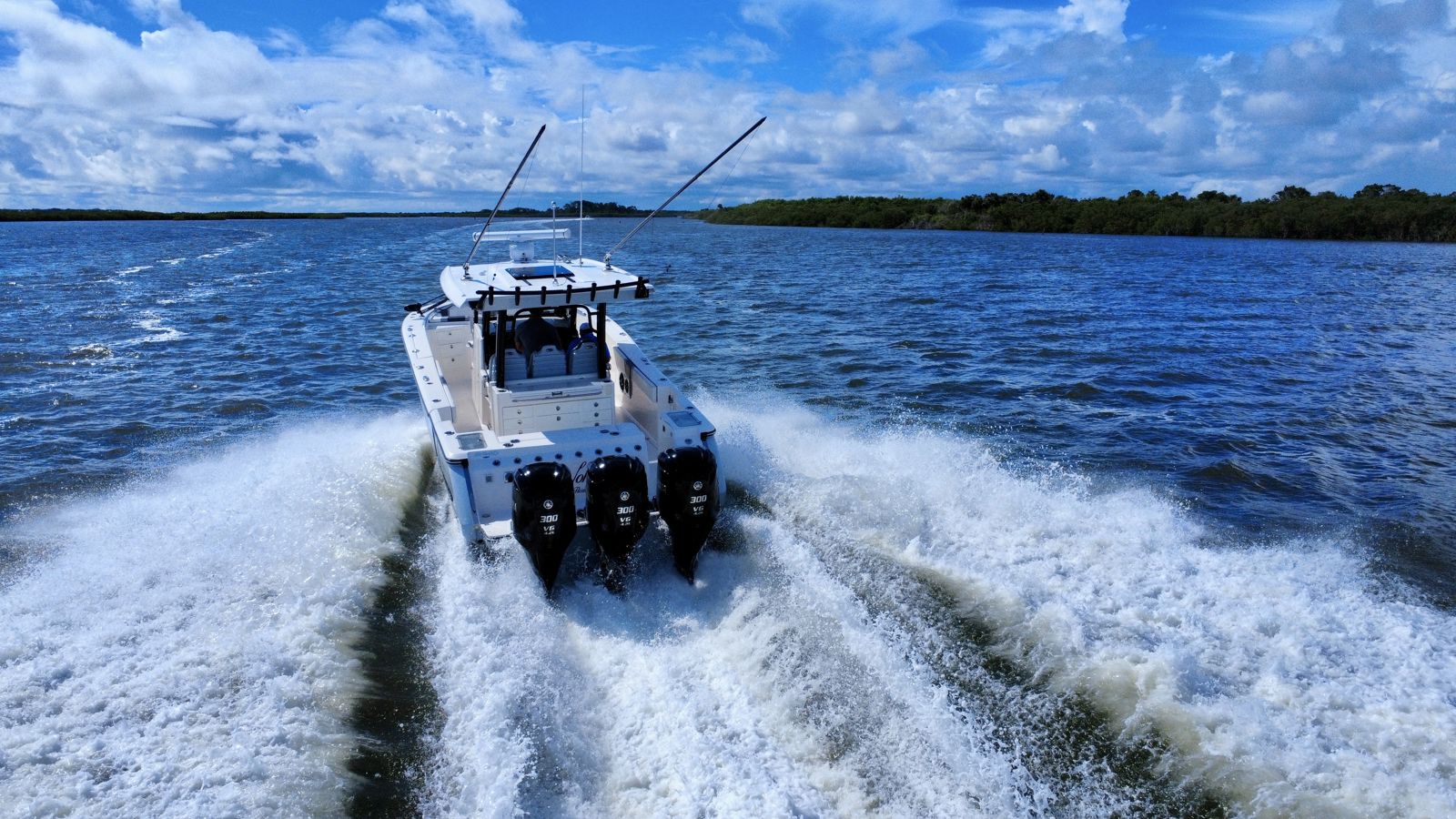 2022 Robalo R360-10