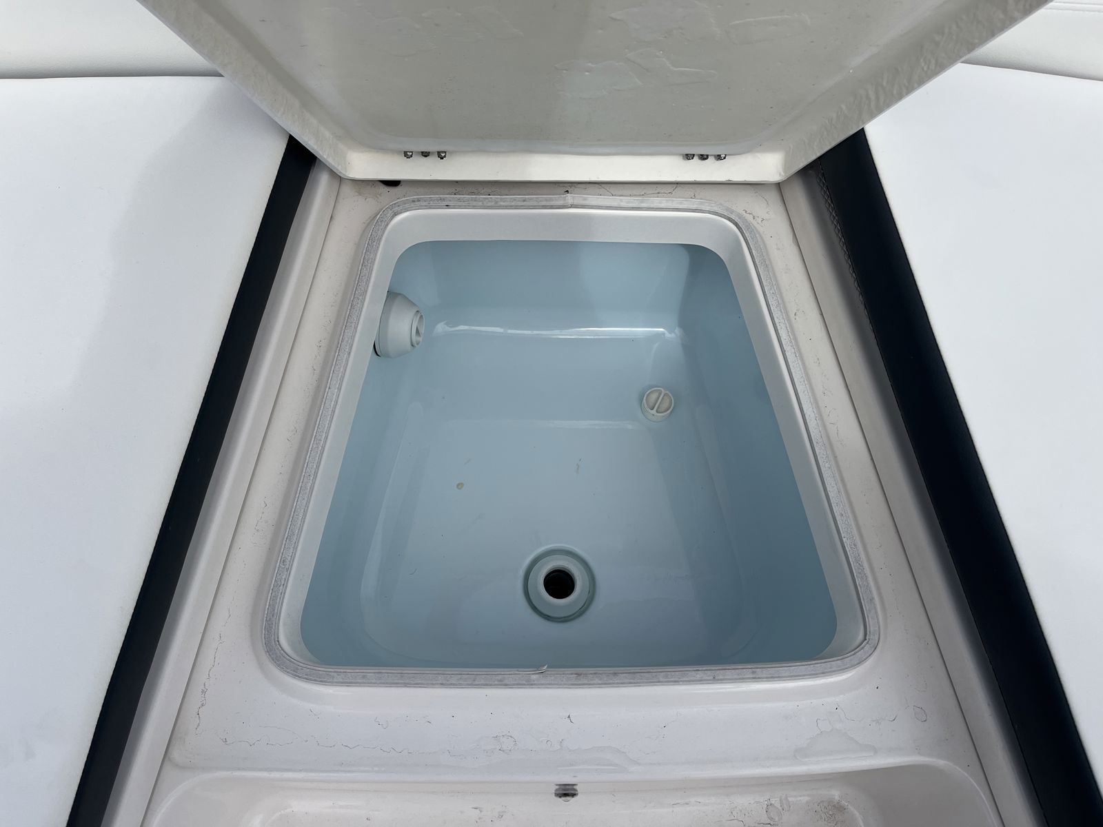 2024 Robalo 226 Cayman-16