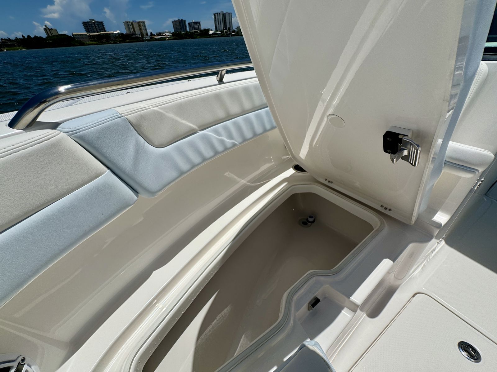 2025 Robalo R257-20