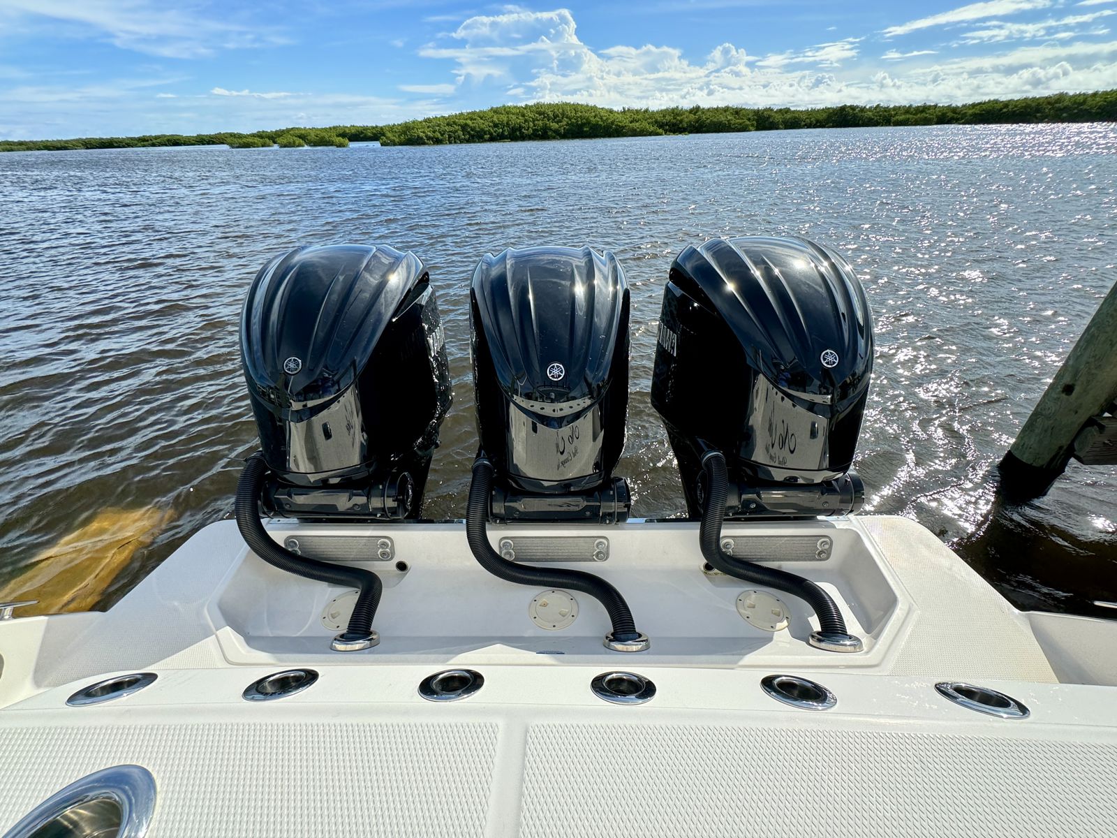 2022 Robalo R360-28