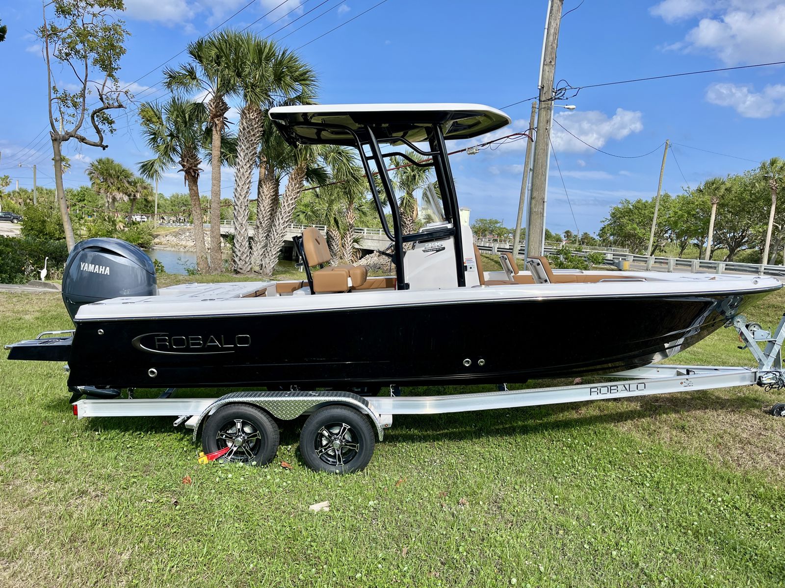 2025 Robalo 226 Cayman-2