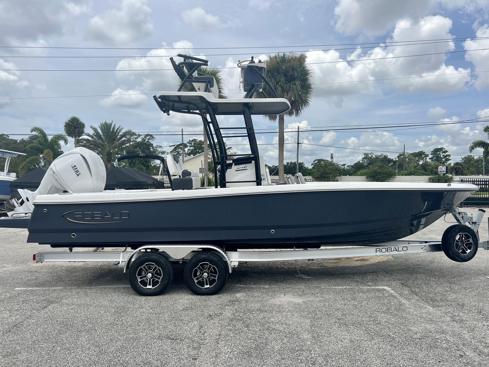 2025 Robalo 246 SD Cayman-7