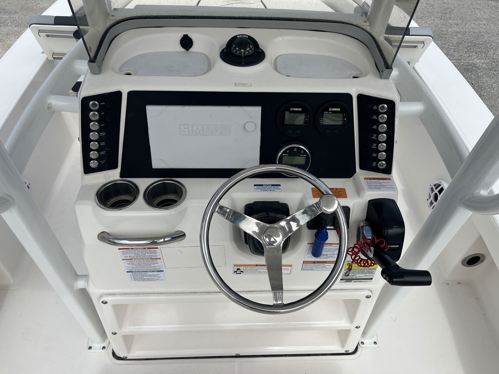 2024 Robalo 226 Cayman-13