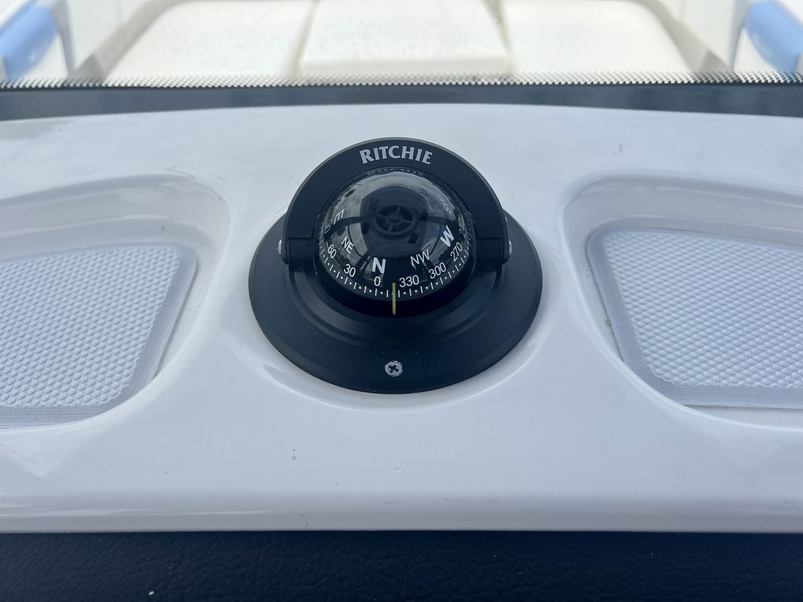 2025 Robalo 266 SD Cayman-33