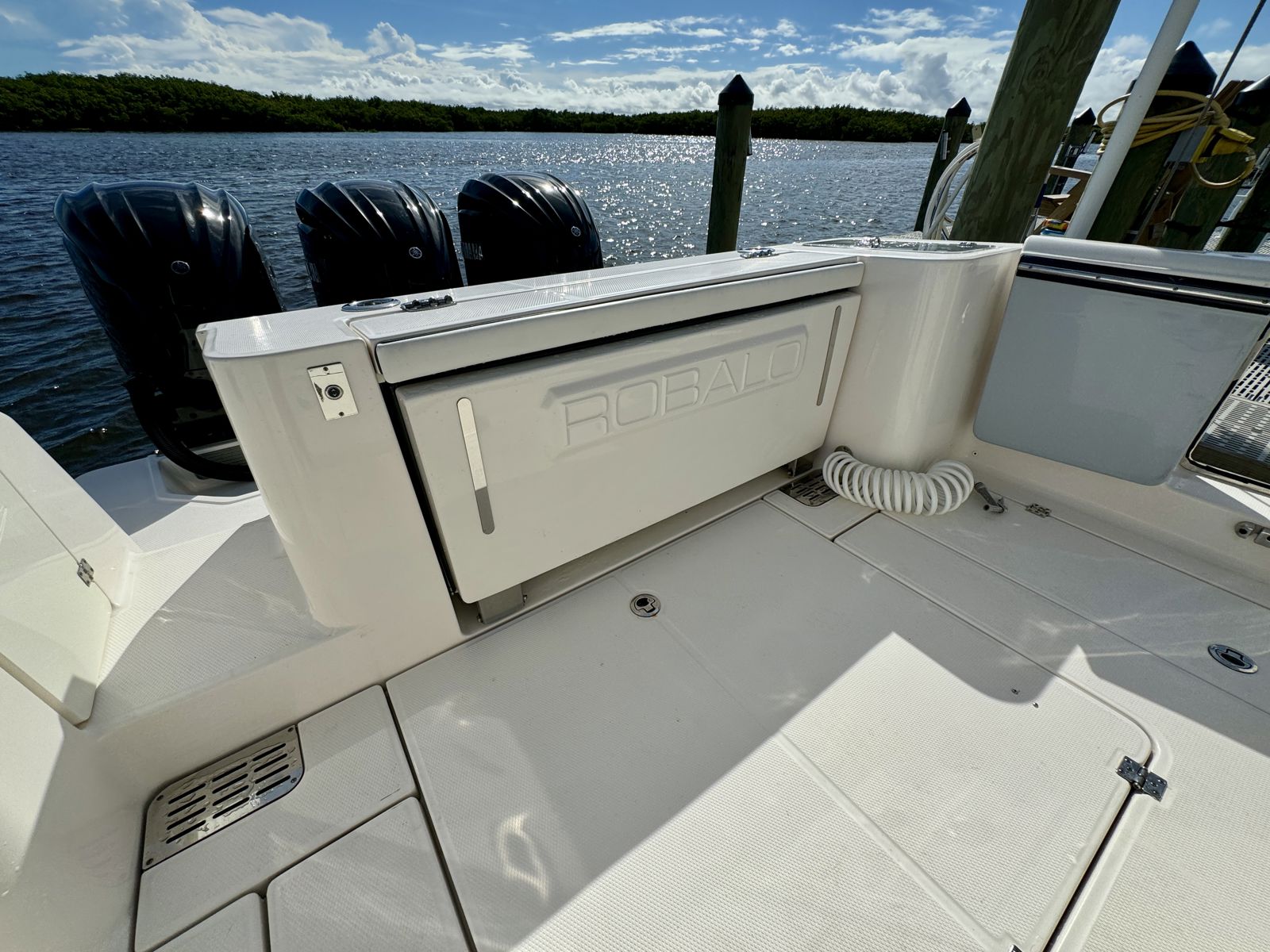 2022 Robalo R360-37