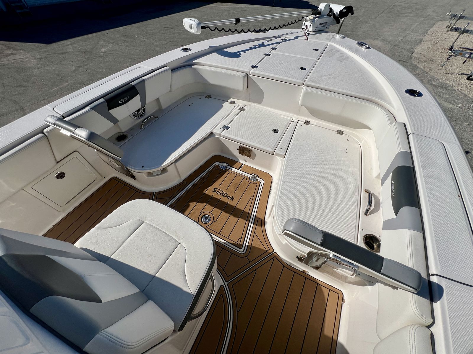 2023 Robalo 266 Cayman-16