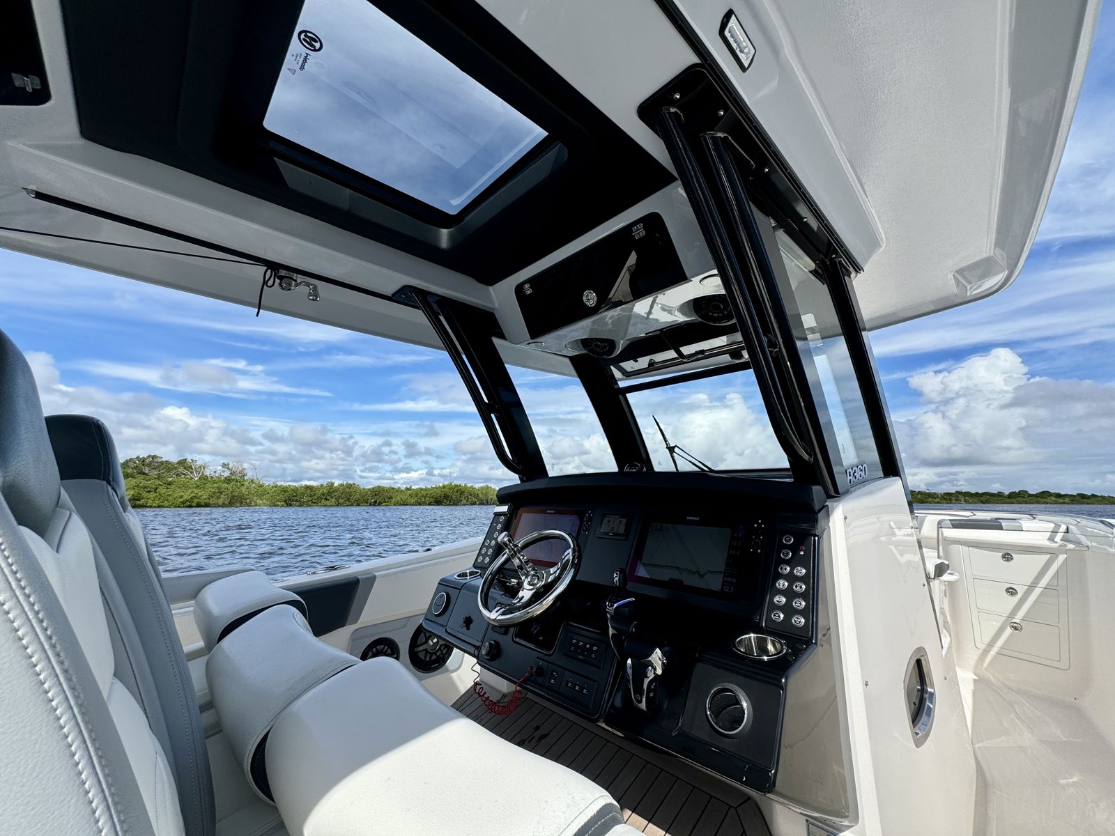 2022 Robalo R360-54