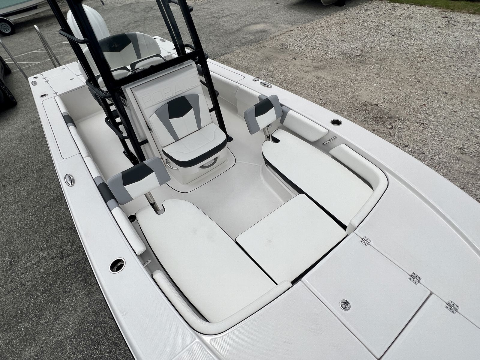 2025 Robalo 246 SD Cayman-26