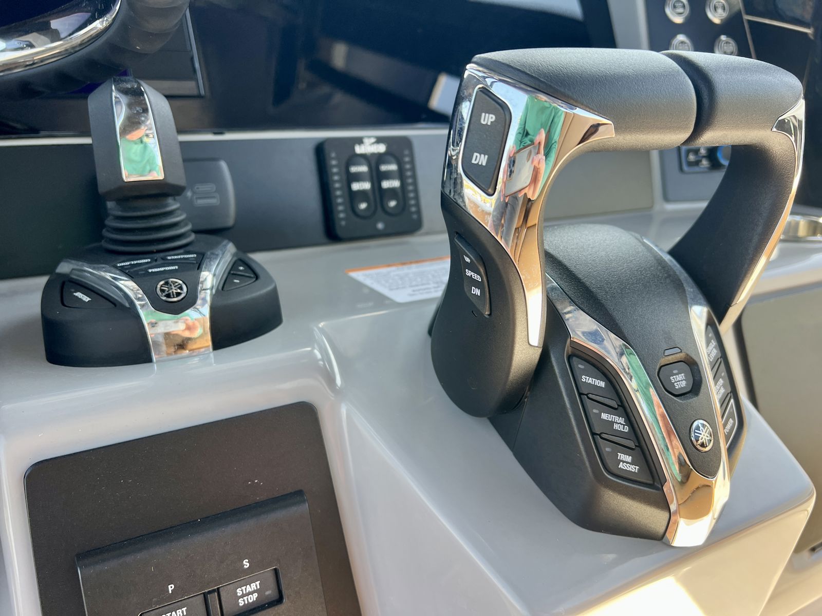 2025 Robalo R270-13