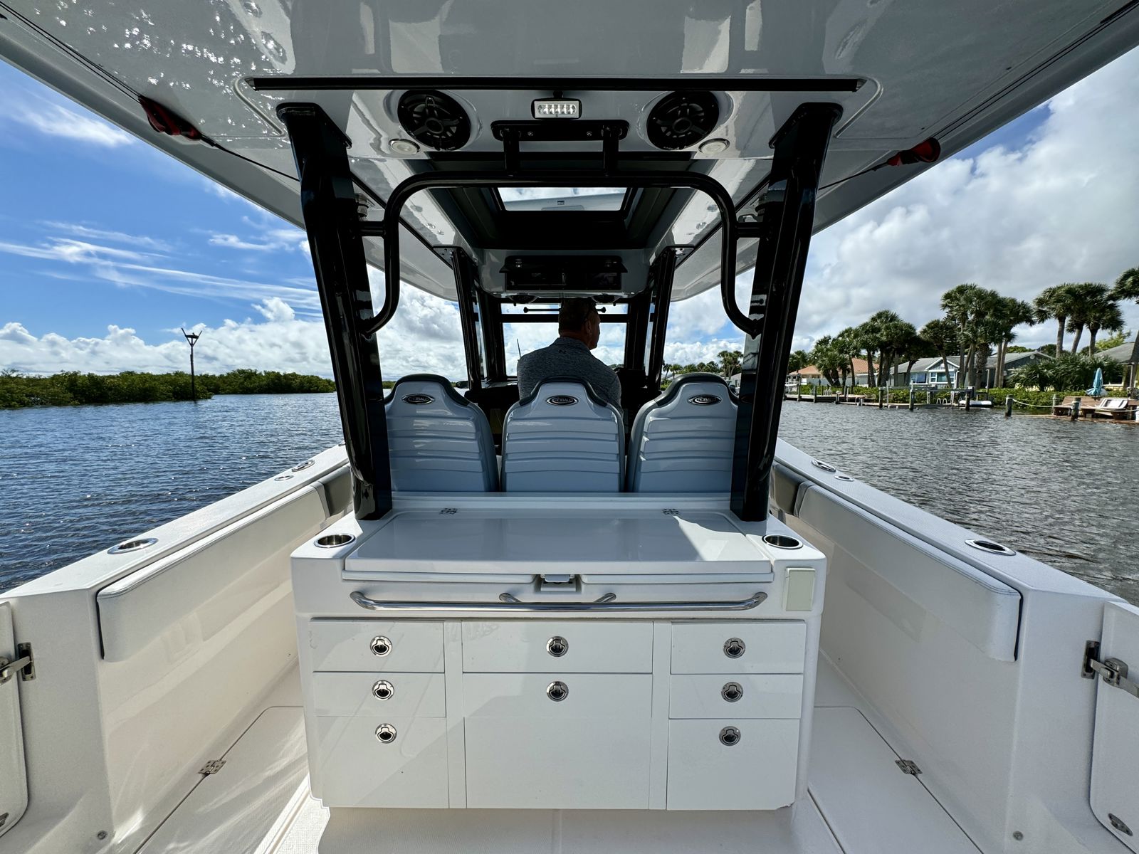 2022 Robalo R360-42