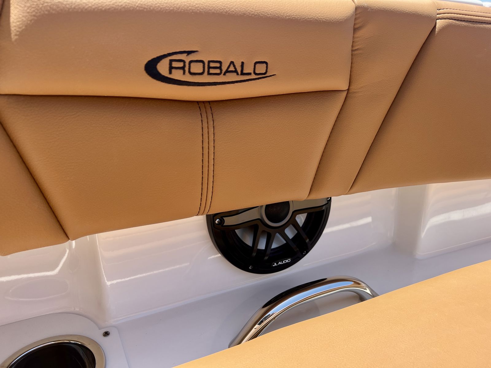 2025 Robalo 266 Cayman-33