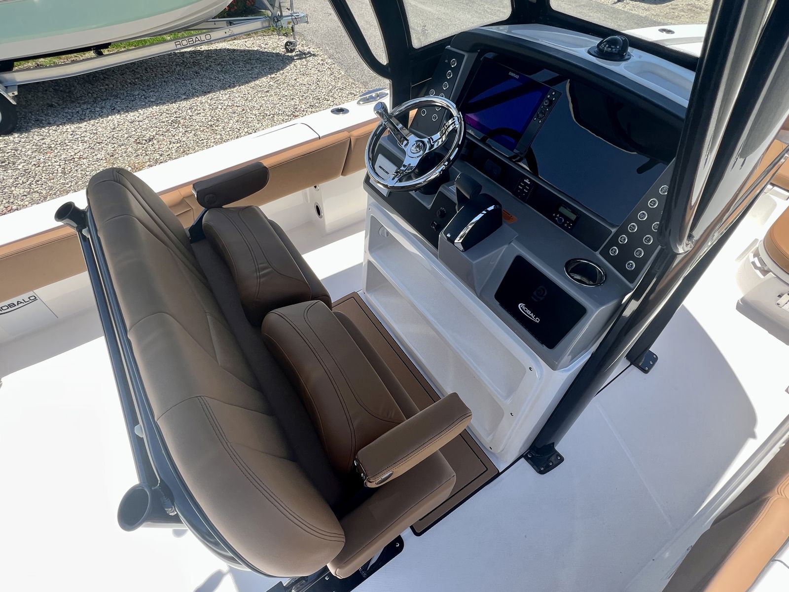 2025 Robalo 266 Cayman-9