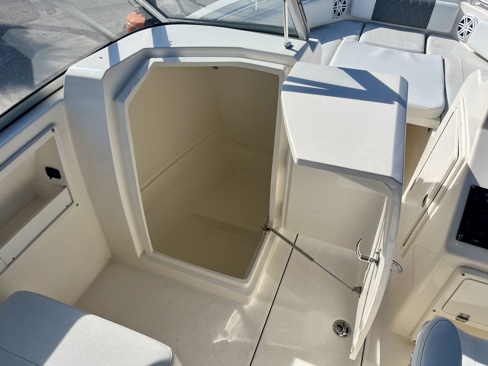2023 Cobia 220dc Cobia DC-1-11