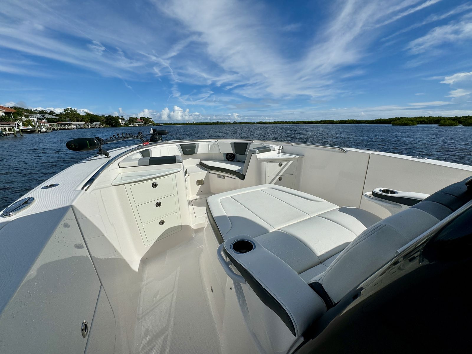 2022 Robalo R360-56