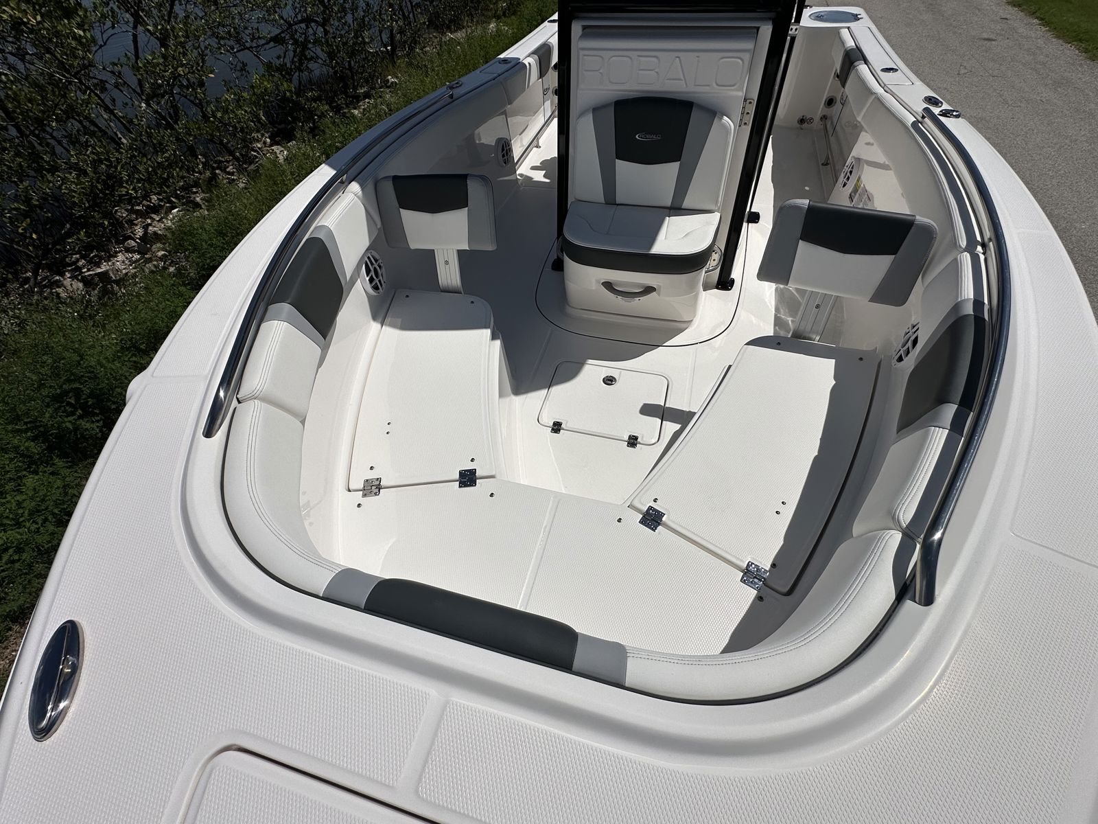 2024 Robalo R230-6