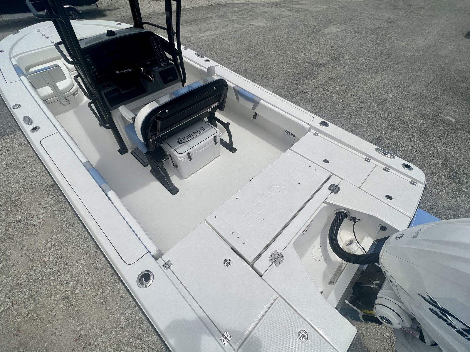 2025 Robalo 266 SD Cayman-13