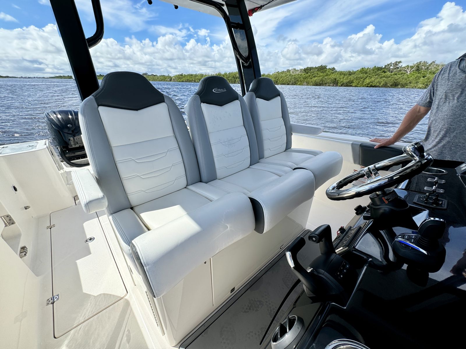 2022 Robalo R360-46