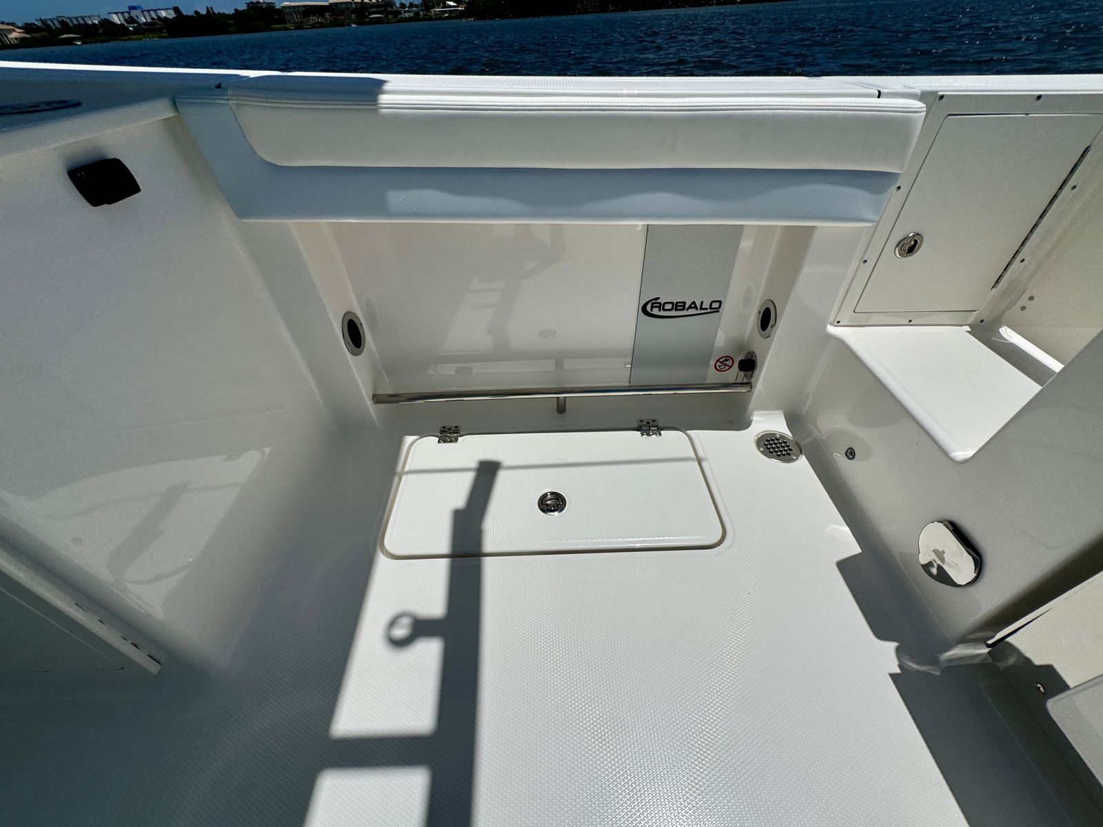 2025 Robalo R257-44
