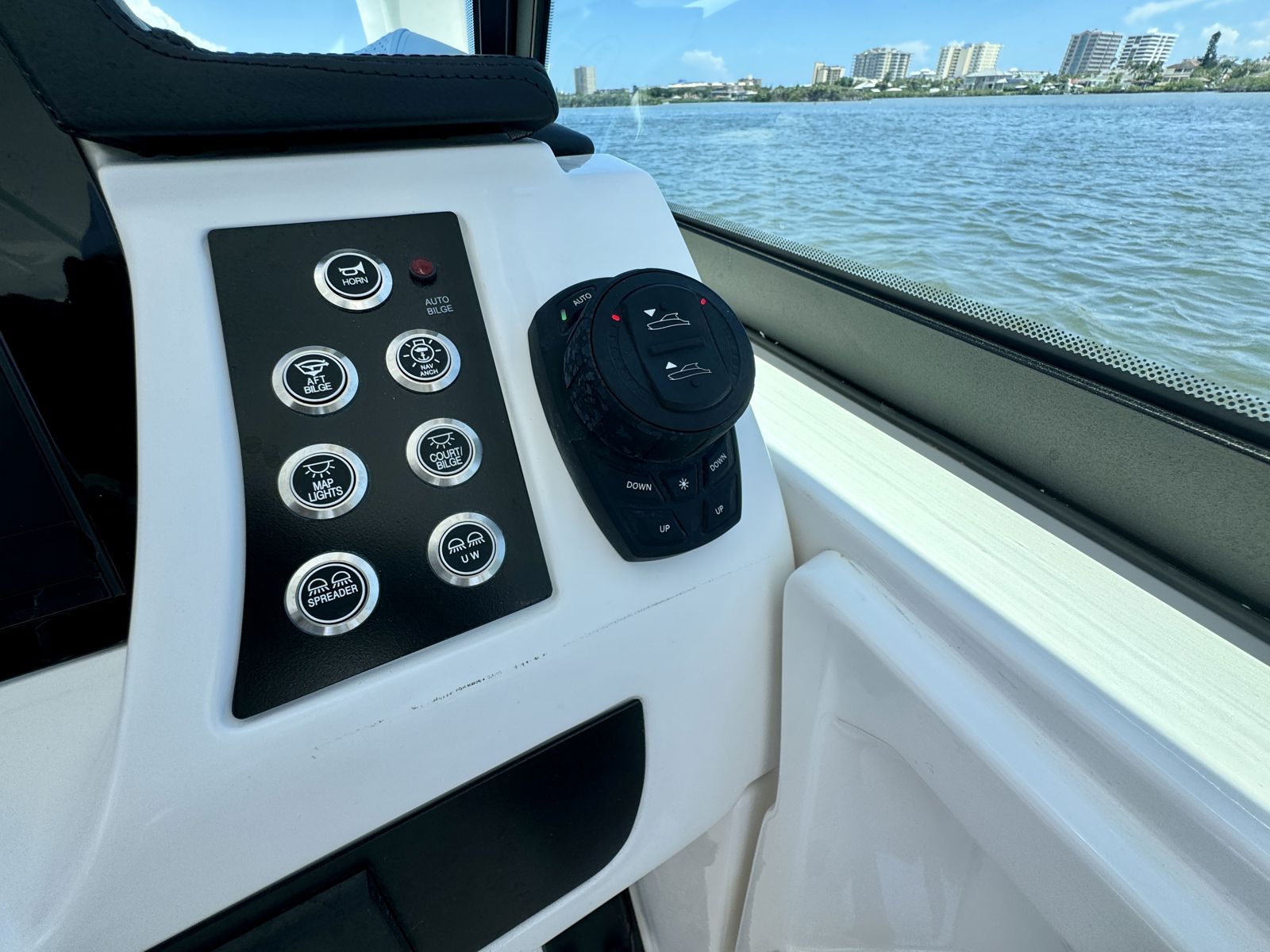 2025 Robalo R257-11