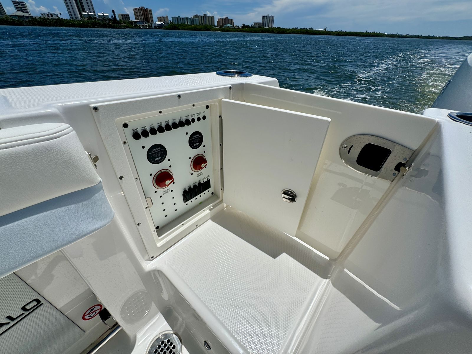 2025 Robalo R257-49