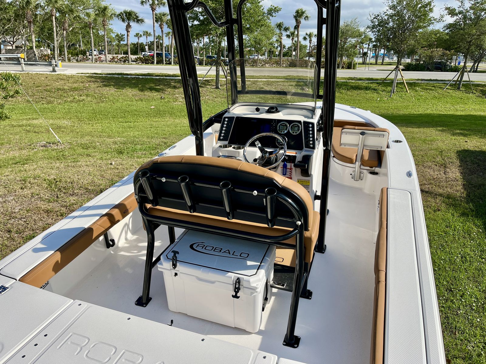 2025 Robalo 226 Cayman-13