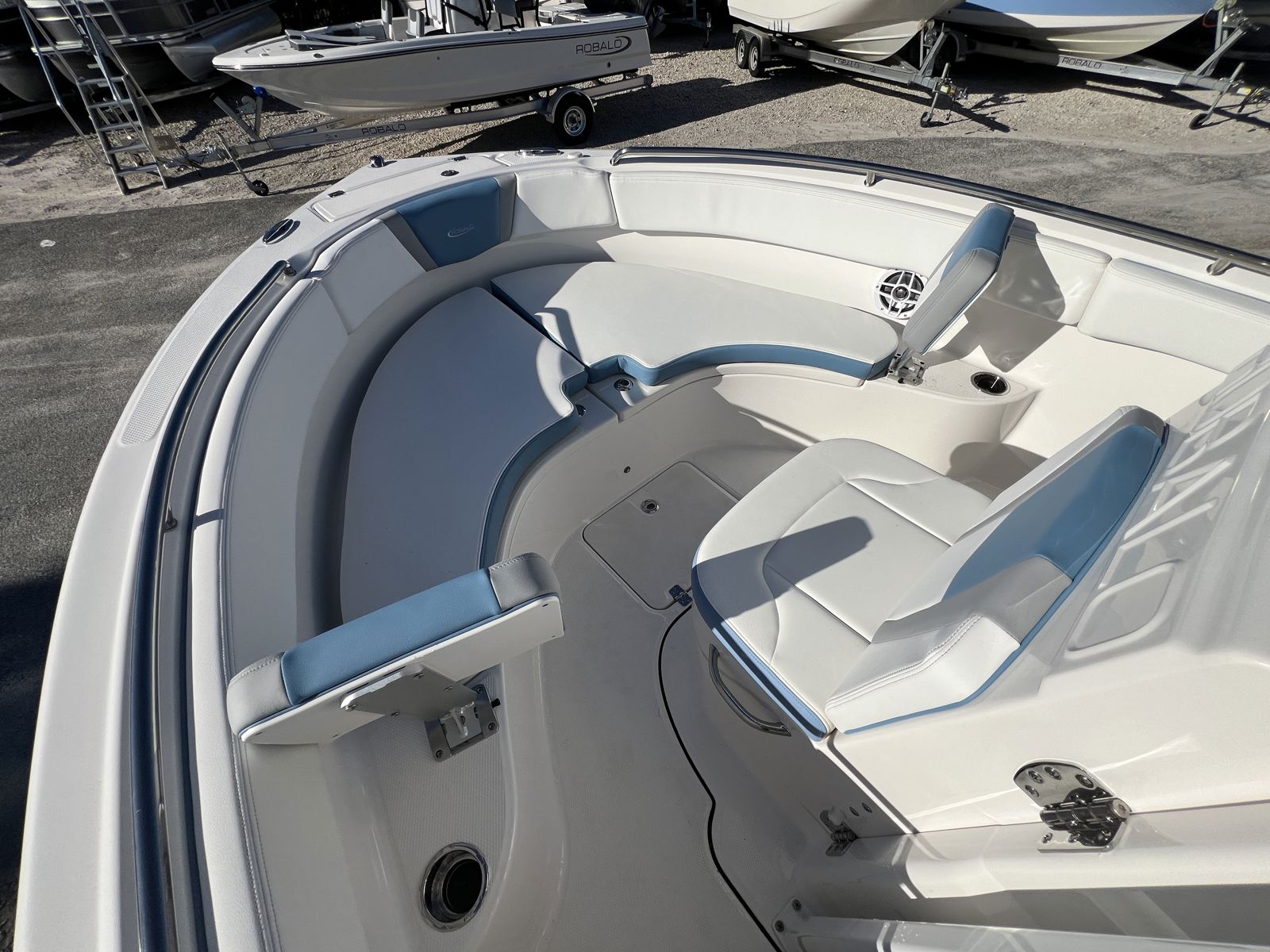 2026 Robalo R222-18