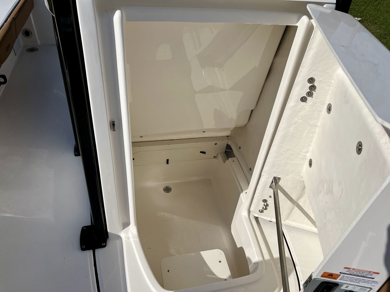 2025 Robalo 226 Cayman-10
