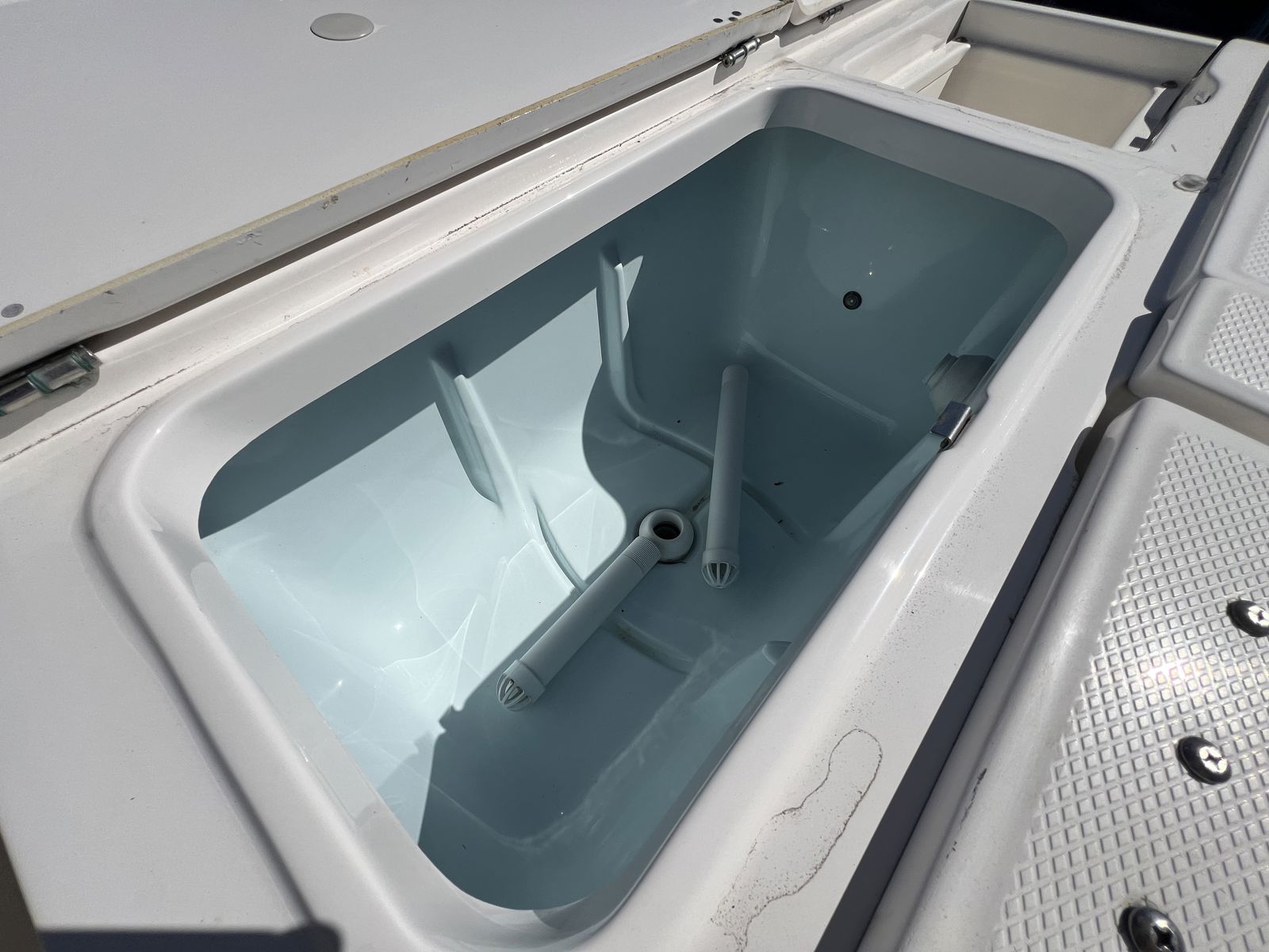 2024 Robalo 226 Cayman-12