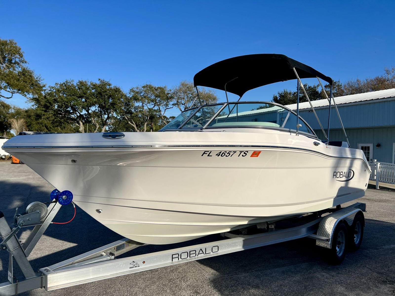 2024 Robalo R207-3