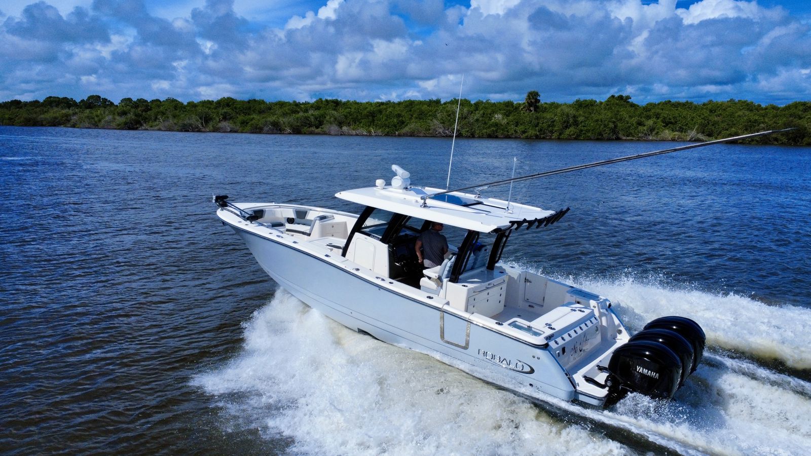 2022 Robalo R360-16