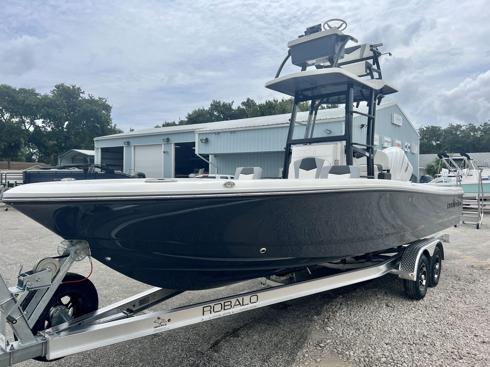 2025 Robalo 246 SD Cayman0