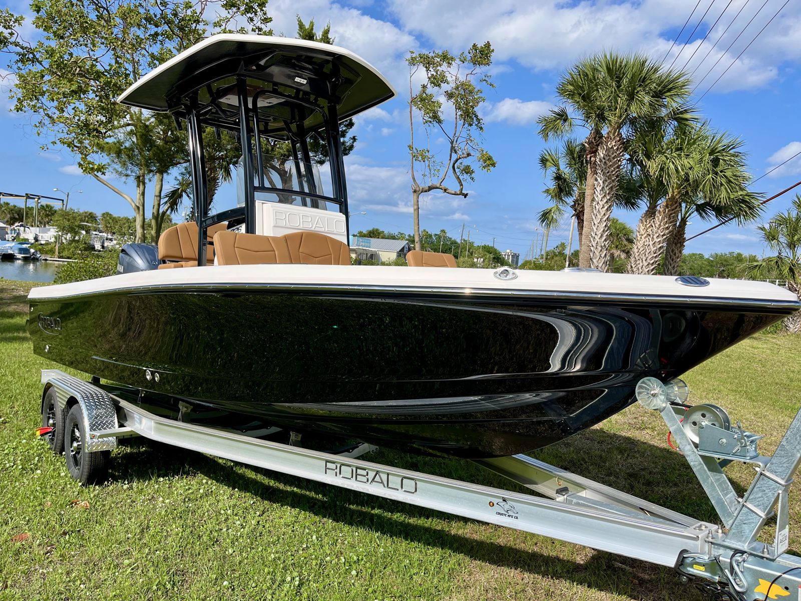 2025 Robalo 226 Cayman-3