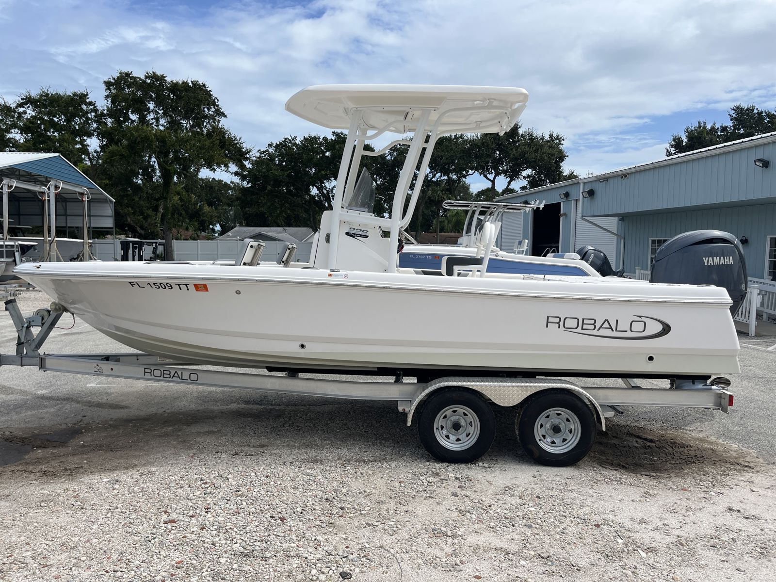 2024 Robalo 226 Cayman-6