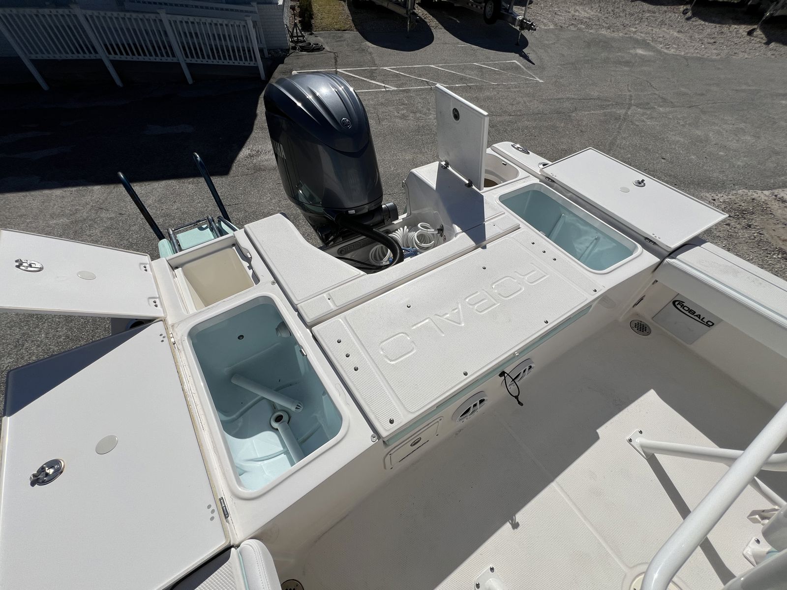 2024 Robalo 226 Cayman-11