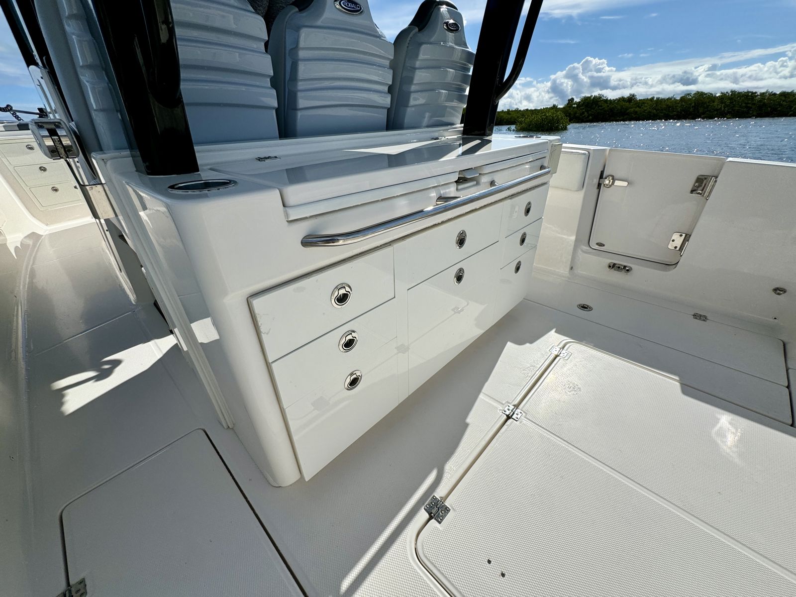 2022 Robalo R360-36