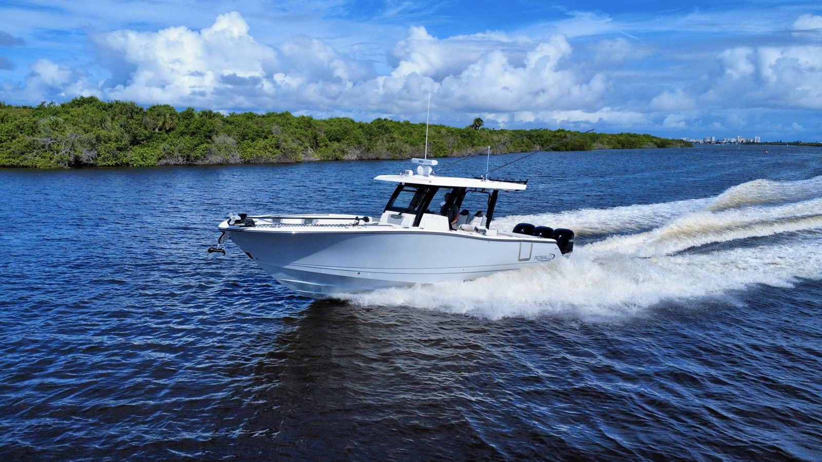 2022 Robalo R360-18