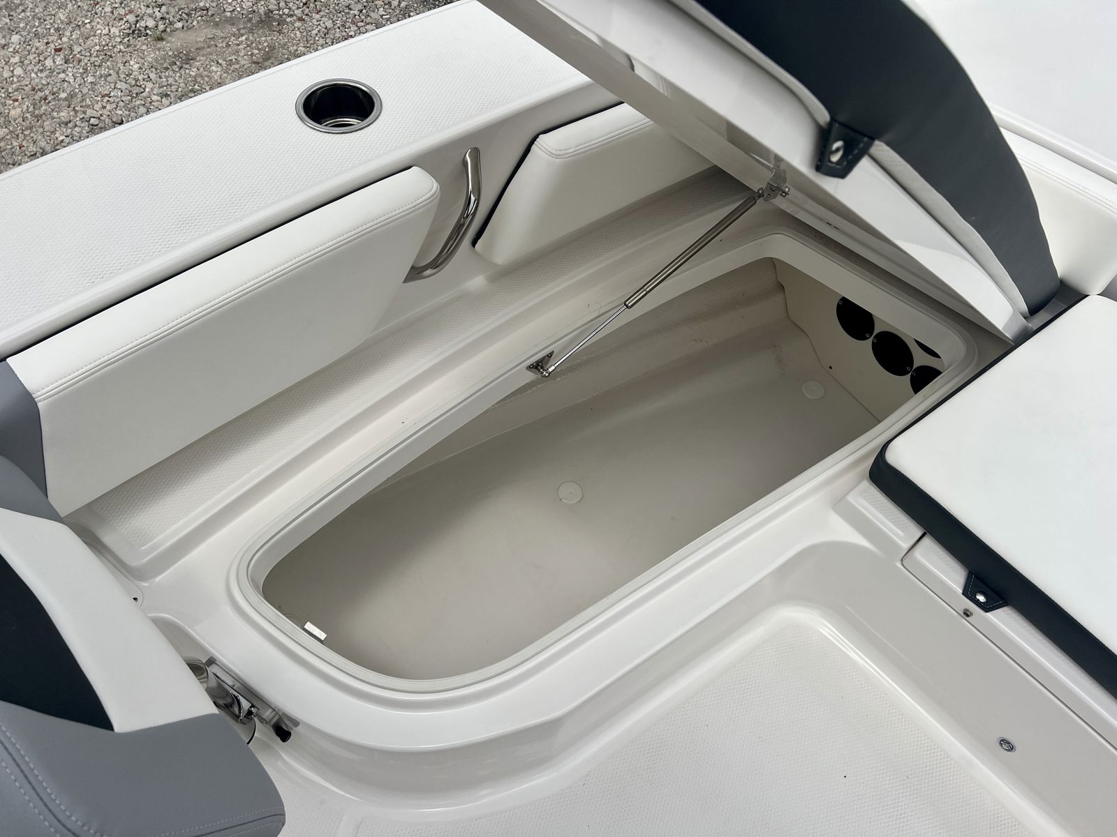 2025 Robalo 246 SD Cayman-23