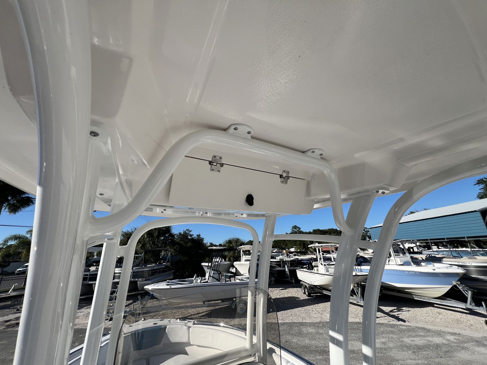 2026 Robalo R222-17