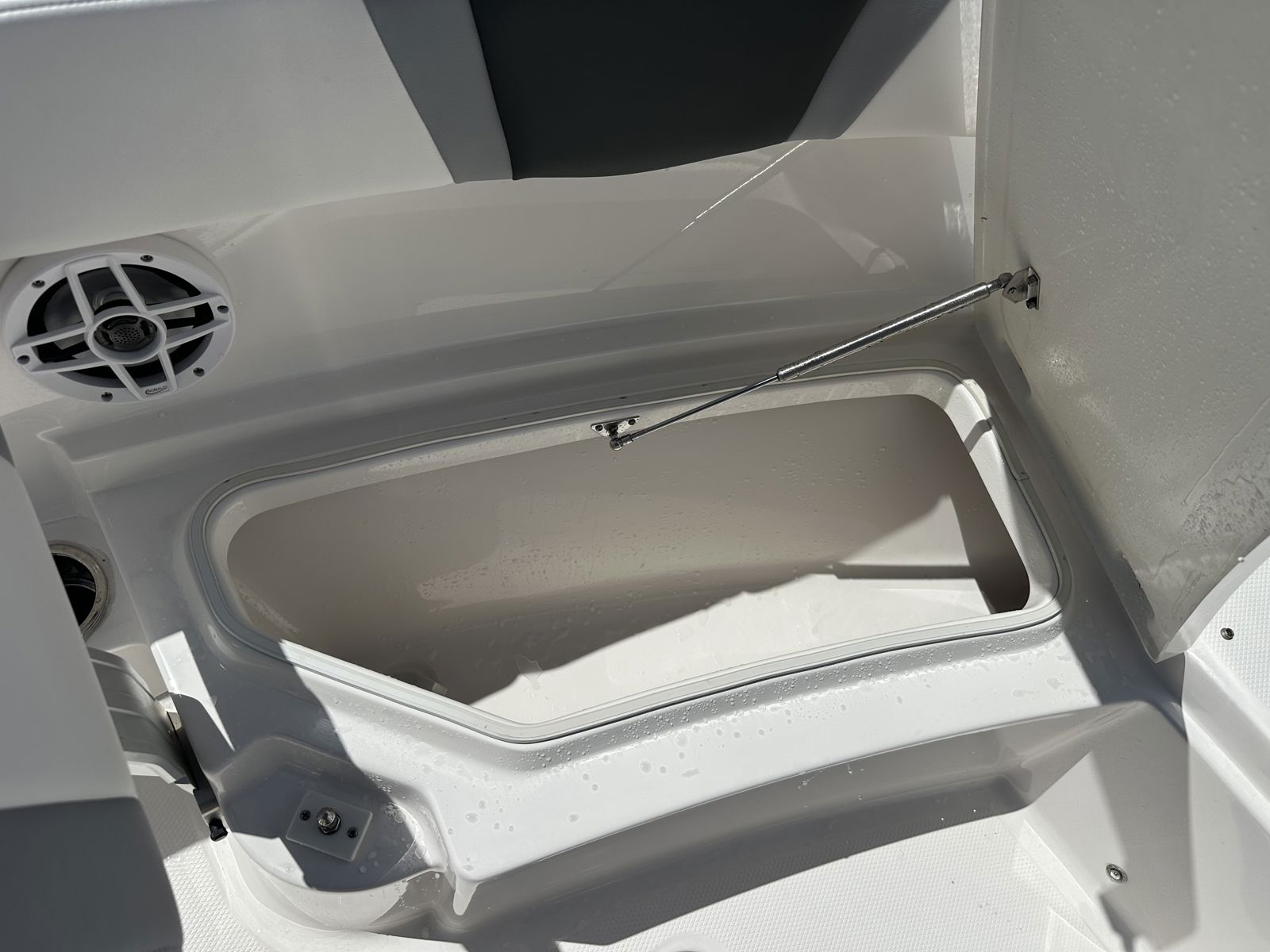 2024 Robalo R230-18