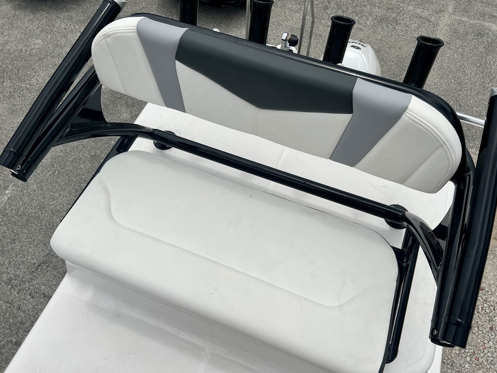 2025 Robalo 246 SD Cayman-31