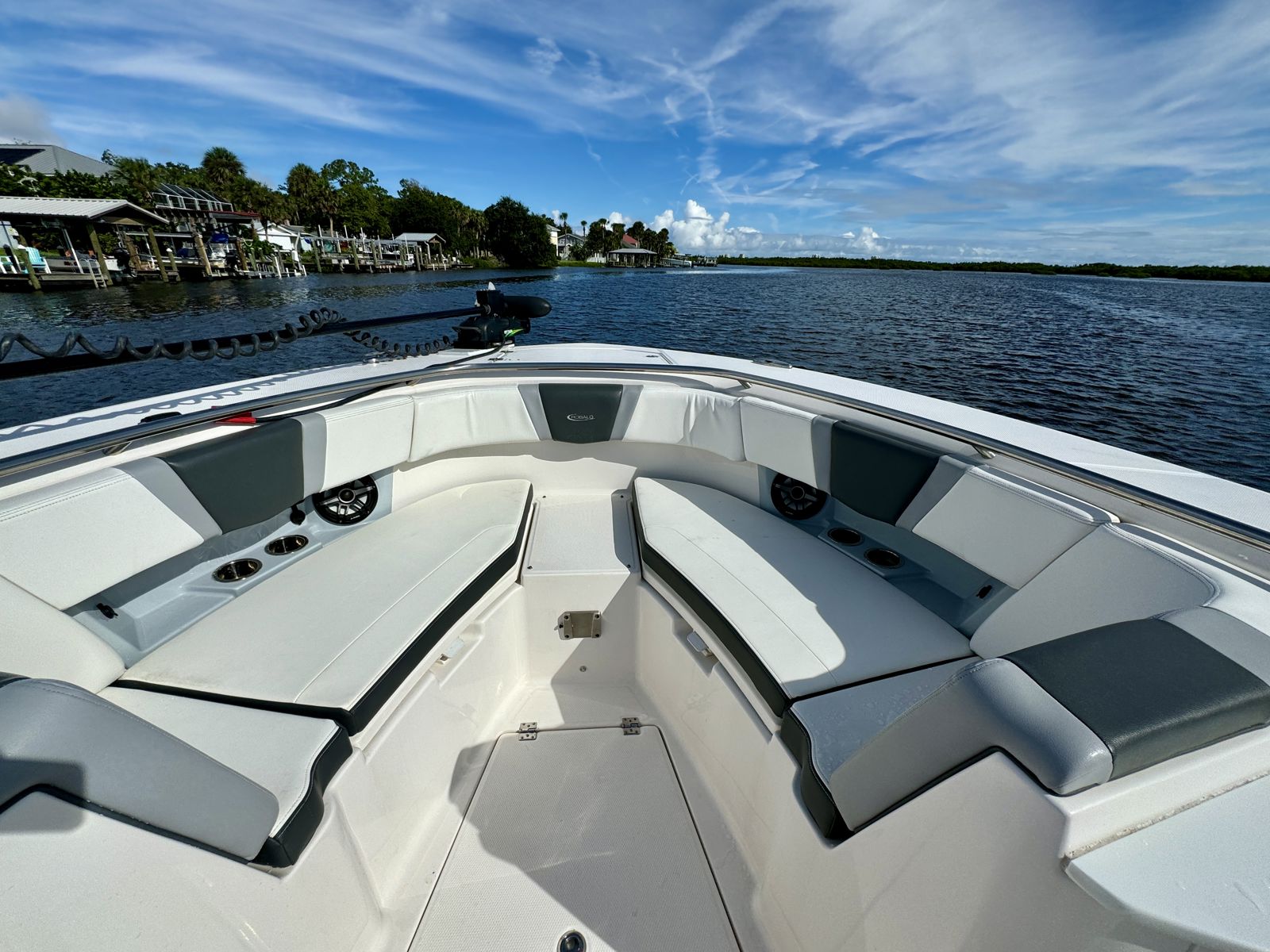 2022 Robalo R360-61